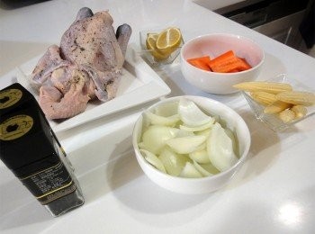 step1: 將蔬果洗淨，洋蔥切片，紅蘿蔔切厚片。