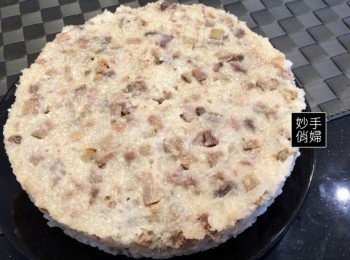 step5: 放入電鍋,外鍋加水三杯~(大約煮一小時)
等電鍋跳起來以後放涼取出就完成了~
吃的時候切片沾醬油或是煎一下吃都相當美味喔~