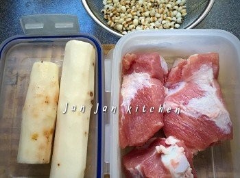 step1: 山藥去皮洗淨切小件。薏米用水浸1小時。排骨用少許鹽醃數小時，汆水沖淨備用。
