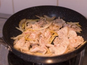 step4: 加豬肉片同炒一會(不用炒至熟透)