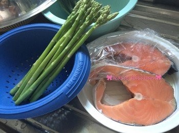 step1: 1. 露荀先洗淨，切至碟的尺寸的長度，瀝乾及用廚房紙或毛巾抹乾備用
    三文魚(若急凍)先解沖洗乾淨，用刀刮去多餘的魚鱗(外圍)，用廚房紙徹底印乾沒有水份，兩邊灑上海鹽及黑楜椒碎醃約半小時，若怕腥味，可唧少許檸檬汁同醃一會，再用廚房紙印乾檸檬汁