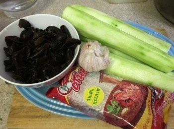 step1: 絲瓜先刨去皮沖洗, 切細件, 粉絲用水浸軟身瀝乾備用, (可剪開一半方便夾), 雲耳浸軟身洗淨瀝乾汆水