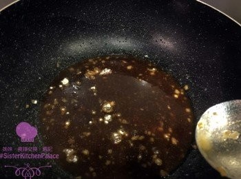 step5: 中小火開鑊，將焗盤上既肉汁倒入，加入麵粉撈均，目的要煮到個汁杰身，目測個汁夠杰身（大約同平時既黑椒汁差不多）就可以。