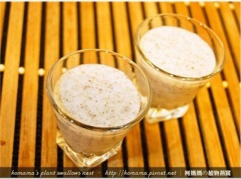 step2: 將咖啡用熱水沖泡後備用，黑木耳米布丁則倒入玻璃杯。