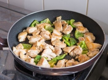 step5: 下青椒兜炒約 2 分鐘。