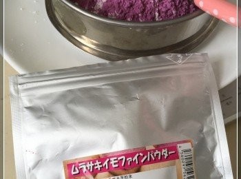 step1: 月餅皮份量 - 8個
低粉70g
無鹽牛油60g
糖粉30g
蛋10g
紫薯粉30g
鹽小許
1) 搓揉成糰雪15分鐘才用, 皮大約用20g