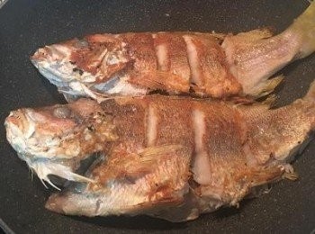 step3: 接著鍋內再加點油，把魚的兩面都煎到金黃。