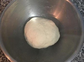 step2: 攪拌到沒有液體後，用手下去揉成團；揉到原料都混勻即可,然後用保鮮膜蓋好放到冰箱冷藏30~45分鐘.(如冬天室溫冷,則不需要冷藏)