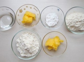 step1: 準備材料。需要準備兩種麵皮:<span class="group_2">油皮麵皮</span>/<span class="group_3">油酥麵皮</span>。