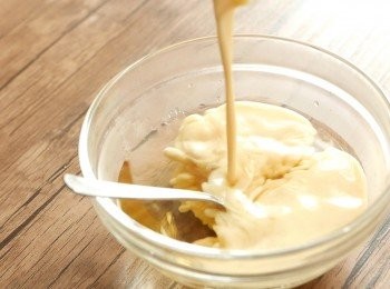 step7: 蛋漿做法（步驟7-9）：
把熱水加人砂糖，攪拌至砂糖溶化，再加入常溫水和淡奶攪勻。