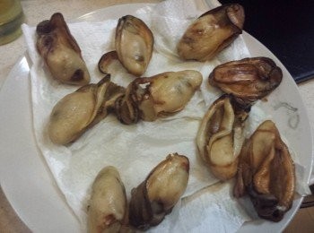 step1: 將金蠔用暖水浸洗乾淨，用3-4片薑片放在碟上，再將蠔放上，蒸10分鐘，放涼，抹乾，備用。