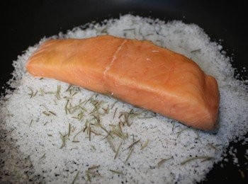 step2: 三文魚去鱗，洗乾淨後用吸油紙印乾水份，皮向下，蓋上蓋放在鑊上燒，待出煙後轉中火燒5分鐘