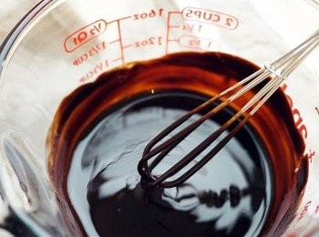 step2: 攪拌完成後，呈現有光澤的巧克力醬，放在旁邊冷卻一下。