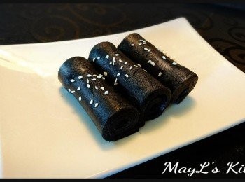 step8: 離火，攤涼。慢慢捲起，切適當的闊度便成了