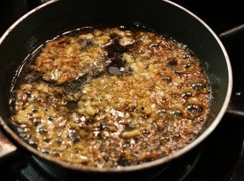 step8: 另起一鍋，加入所有調味料煮滾，然後淋在蒸好的<a href="https://bit.ly/3zHU5V3" target="_blank" data-keyword="雞翼" class="guide-link"><strong>雞翼</strong></a> <span style="display:inline-block;vertical-align:middle;margin-top:-3px;color:initial;border-radius:3px;padding:2px 3px;font-size:12px;line-height:14px;background:#87d300;color:#fff;">即買</span> 上，放上適量蔥絲即可。