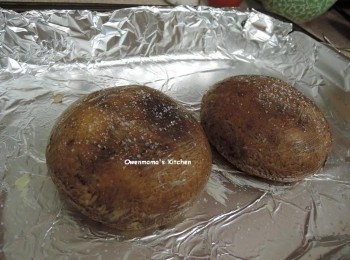 step2: -在菇面掃上牛油，灑小許鹽