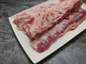step1: 豬軟骨解凍， 抹乾再切件
(豬軟骨帶多點脂肪才會較滑， 炆煮後除去油份便可。 )