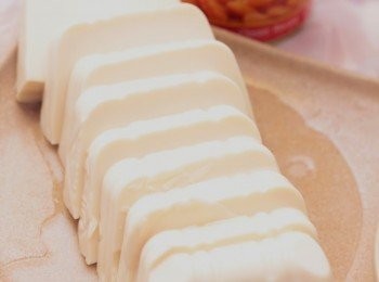 step6: 將所有<span class="group_1">食材</span>排放入鍋中。