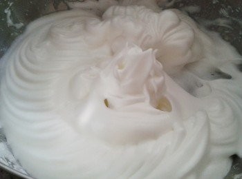 step1: 先將蛋白跟蛋黃分開。用打蛋器先打發蛋白，泡沫出現時下50克糖及1/4茶匙鹽，繼續打發至末端堅挺