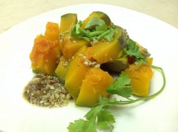 step2: 淋上堅果醬，撒上香菜