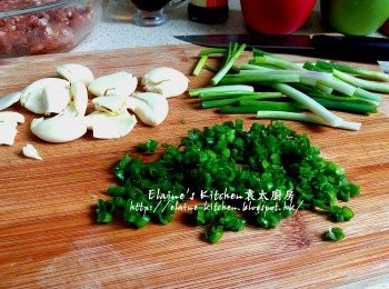 step3: 蔥切段及切粒 , 蒜頭去衣拍扁備用