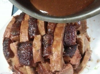 step21: 將大碗倒扣碟上,倒入獻汁