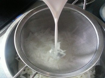 step11: 用篩隔粉漿倒入一半已出水的蘿蔔絲內拌勻