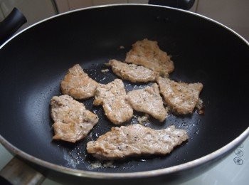 step3: 燒熱鑊，下2湯匙油，將豬扒煎至兩面金黃色後取出