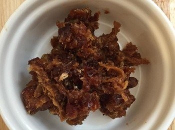 step2: 椰棗去核，放進食物處理器/乾磨攪拌機，打成椰棗蓉，