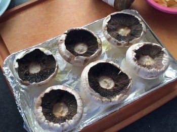 step1: 蘑菇先用濕布或濕既廚房紙擦拭，去頂後，加橄欖油，放入焗爐，用180度焗10分鐘。