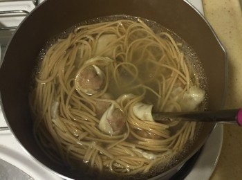 step3: 剛剛的滾水加入麵條與餛飩繼續煮
(沒錯就是兩個一起煮~十足懶人料理)
這樣更省時省力而且不影響美味喔
煮的時候要不停輕輕攪拌
防止黏鍋。
 
麵條大約煮5-8分鐘就可以了
看個人習慣的軟硬度
事先撈起備用。
餛飩再多煮個3分鐘
直到可以透過皮看見裡面的肉
呈現透明色時，
就可以撈起來囉~