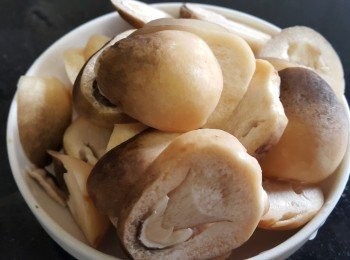 step5: 草菇，用濕布或廚房紙清潔，切件備用