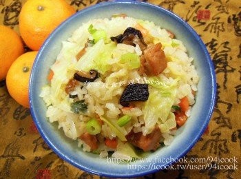 step1: 4杯米洗淨比平常煮飯水量少半杯水先放入電鍋煮，高麗菜洗淨切成適當大小。