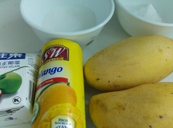 step1: 椰漿買紙盒裝比較香濃,將椰漿,糖,水和蒟蒻攪勻。