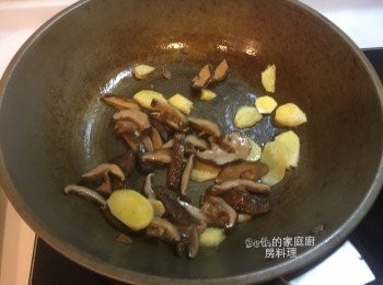 step4: 加入香菇炒香
