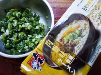 step1: 備好材料，蔥切末