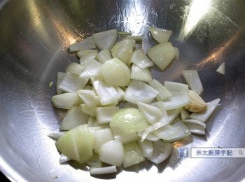 step4: 用1湯匙油起鑊，放入洋蔥和蒜頭炒出香味。