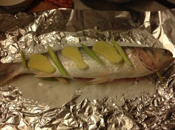 step5: 可以放少許薑片、香茅在魚身上