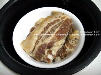 step11: (保存方法) 需先洗淨鹹豬肉表面的<span class="group_2">醃料</span>，擦乾水份後，再入鍋蒸15分鐘。放涼後，再裝進新夾鏈袋裡，冷凍保存即可。