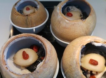 step5: 將材料平均分配入椰盅內。