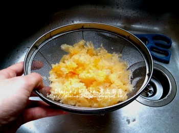 step7: 期間將蜜瓜去籽連皮切大件 , 雪耳剪碎 , 用水沖洗及瀝乾