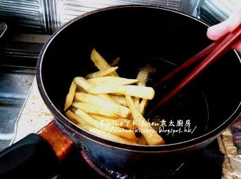 step18: 將薯條再回油鑊中用大火炸至金黃色 , 盛起吸取油份後灑上椒鹽及七味粉即可