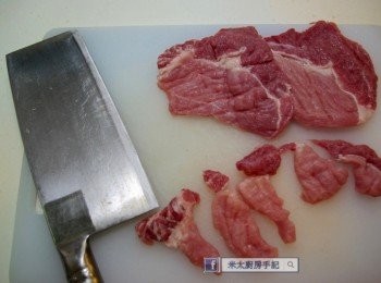 step1: 豬肉用刀拍扁，再用刀背剁薄，切成小塊。