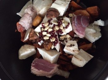 step2: 2)煲中加入所有材料加水剛蓋<span class="group_1">食材</span>煲滾轉小火煲2小時.