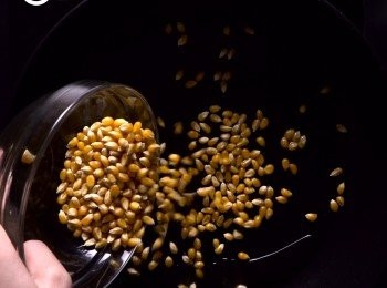 step1: 先落食用油再加入爆谷米（用大火）