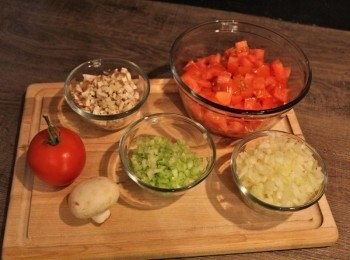 step1: 蕃茄，洋蔥，芹菜，蘑菇， 大蒜 切碎