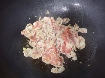 step2: 開鑊落油，先炒一炒豬肉片，豬肉片鬆開轉色，即可撈起備用