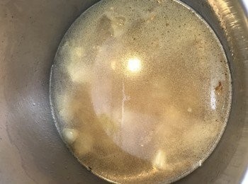 step2: 加入西芹，略炒一至二分鐘，然後加入紅蘿蔔及磨菇，將所有材料煮至軟身時加入切成小塊的椰菜花，加入清水及白米，以中火煮大約15分鐘.