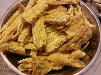 step4: 支竹撕成約4寸長，起油鑊，略炸至起泡撈起備用。