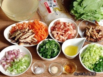 step1: 準備所有材料。香菇及蝦米先泡水10 分鐘瀝乾(香菇水可當高湯用)切絲,五花肉切絲用醬油及芝麻香油醃製入味,胡蘿蔔切絲,紅蔥頭及蔥白切末,芹菜及香菜都切末